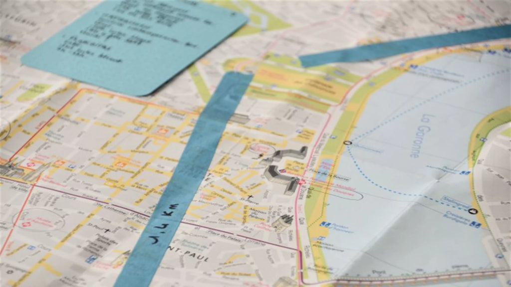 organisation d'un voyage avec les fiches foglietto masking tape sur une carte définition d'un itinéraire