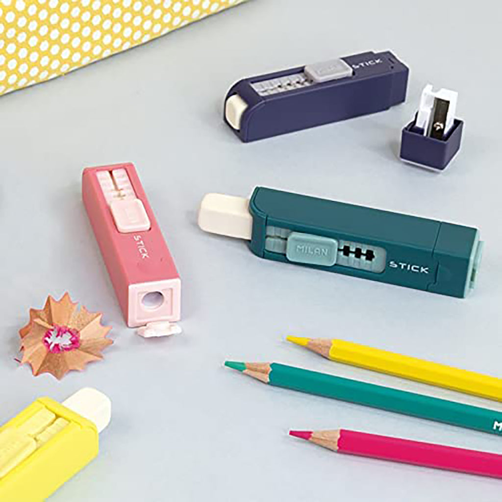 gomme milan avec taille-crayon intégré sur un bureau avec des crayons de couleur