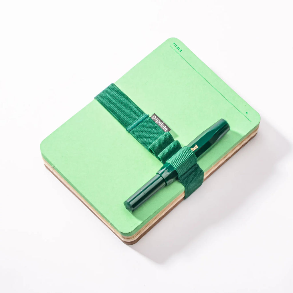 bloc-notes de fiches foglietto a6 vierges avec elastique porte-crayons vert papelote et stylo plume kaweco vert foret
