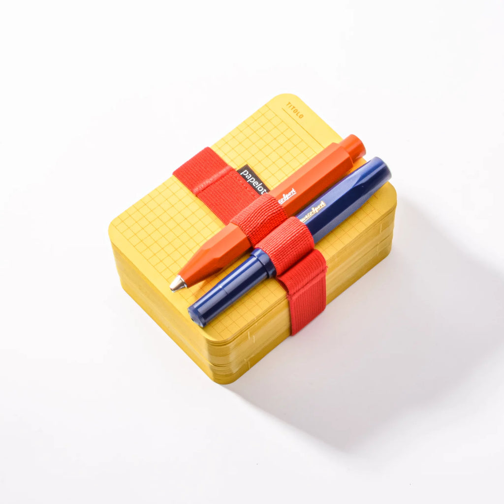 bloc-notes de fiches jaunes avec elastique porte-crayons rouge et stylo bille et stylo plume kaweco